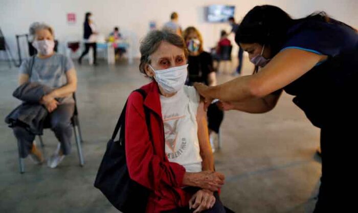 En Buenos Aires hay 1,5 millones de personas que esperan recibir la segunda dosis de la vacuna contra el coronavirus. Foto: Reuters