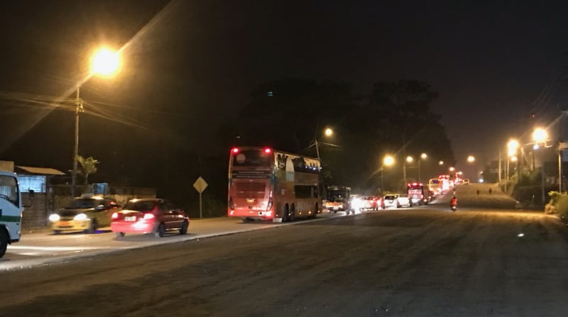 En el trayecto Santo Domingo - Alluriquín, en la provincia Tsáchila, el flujo vehicular fue excesivo durante la noche del domingo 29 de agosto del 2021. Foto: EL COMERCIO
