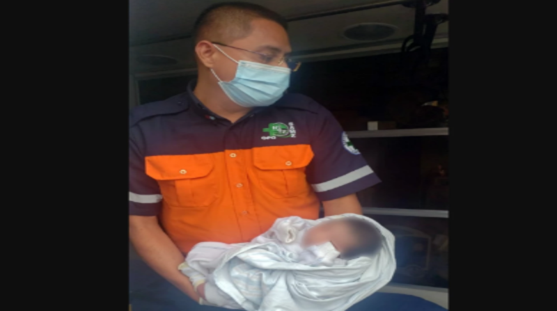 Los paramédicos dieron atención médica a la recién nacida que fue robada del Hospital General de Occidente, en Zapopan, Jalisco, el miércoles 25 de agosto. Foto: Twitter de Policía de Zapopan