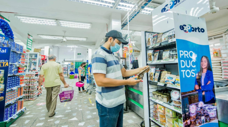 Según el Municipio, hasta este 1 de agosto del 2021 se ha logrado que 26 emprendimientos estén en las perchas de nueve supermercados locales y en dos cadenas nacionales. Foto: Cortesía Municipio de Portoviejo