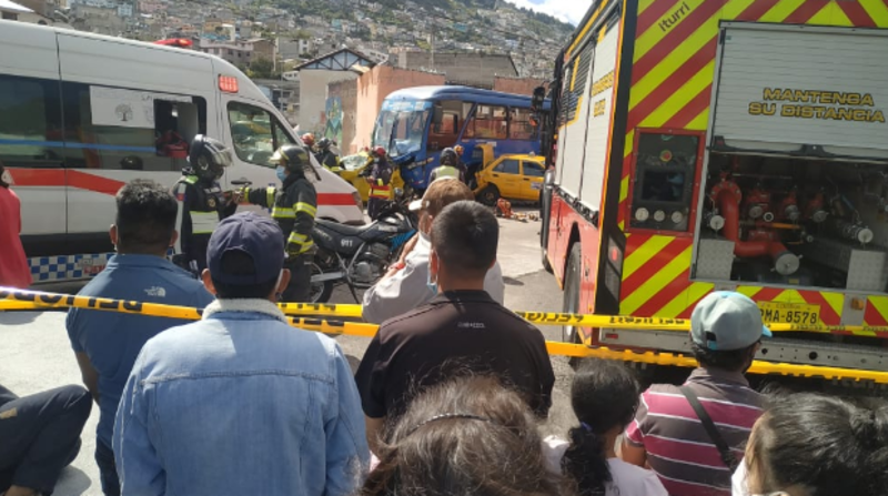El Cuerpo de Bomberos de Quito informó que cinco pacientes fueron trasladados a centros asistenciales. Dos de ellos presentaban politraumarismo, un paciente estaba policontuso y otros dos fueron atendidos en el lugar. Foto: Cortesía