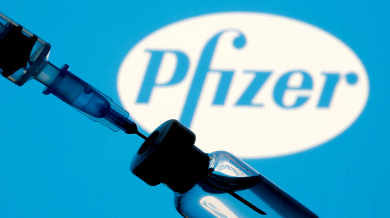 El descenso de los porcentajes de efectividad de las vacunas Coronavac y Pfizer indica la importancia de la aplicación de una tercera dosis de refuerzo. Foto: Reuters