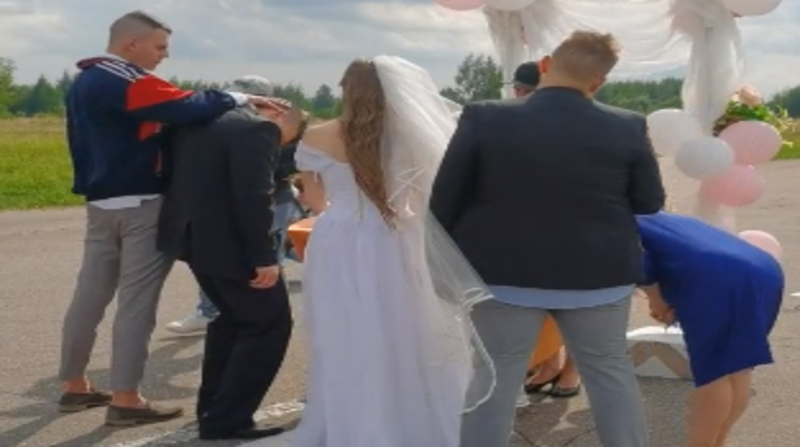 En el video se puede ver cómo uno de sus amigos debe sostener al novio y ayudarlo a mantenerse en pie durante la ceremonia. Foto: Captura de pantalla