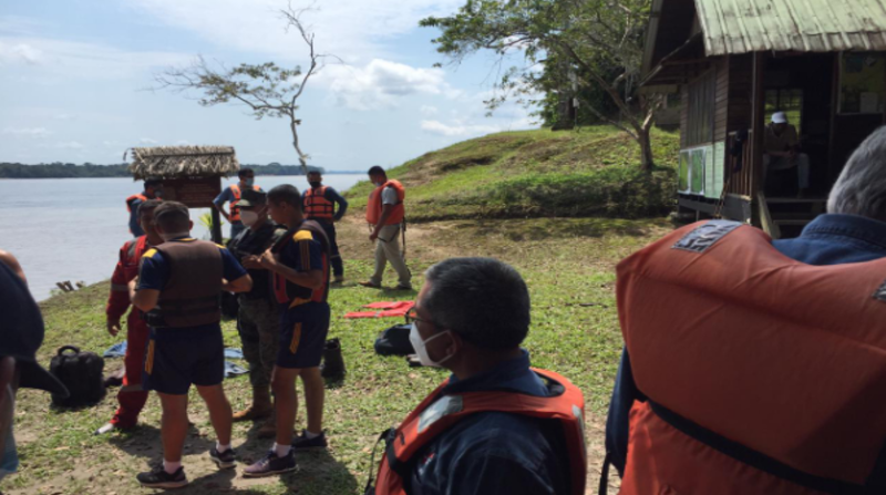 Los rescatistas están en Puerto Itaya, para solicitar al fiscal el permiso para trasladar los cuerpos a El Coca. Foto: Dirección Nacional de los Espacios Acuáticos