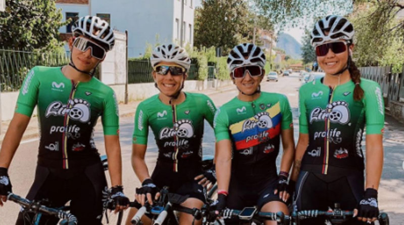 Miryam Nuñez (segunda, derecha), con el equipo LIro Alcaldía la Vega en el Giro de la Toscana en Italia. Foto de la cuenta Instagram coequipier_quici