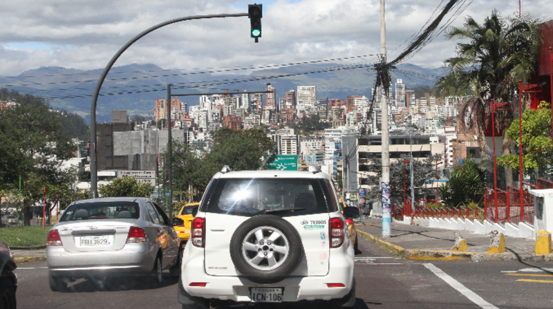 Otro factor que incide son los altos índices de radiación ultravioleta que son extremos en Quito. Por eso, el Inamhi recomendó a la gente utilizar bloqueador solar, gorro, gafas con protección UV y ropa de manga larga. Foto: ARCHIVO EL COMERCIO