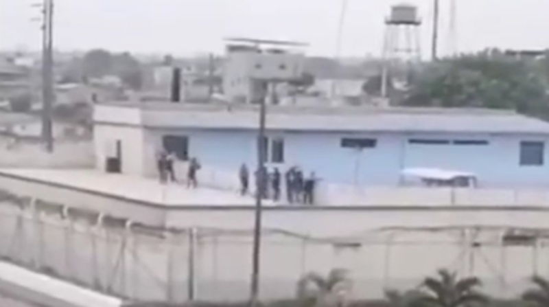 Habitantes de Quevedo difundieron por redes sociales videos de agentes ingresando por los techos del centro penitenciario. Foto: Cortesía Policía