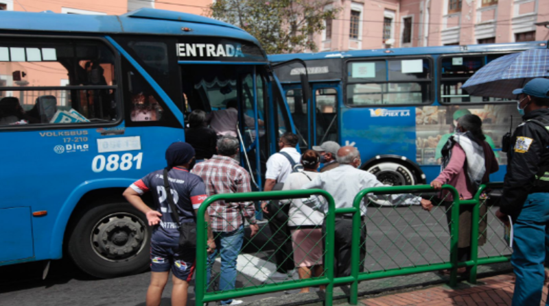 Los transeúntes amenazaron a los conductores con denunciarlos a las autoridades por su comportamiento violento. Foto: Galo Paguay / EL COMERCIO