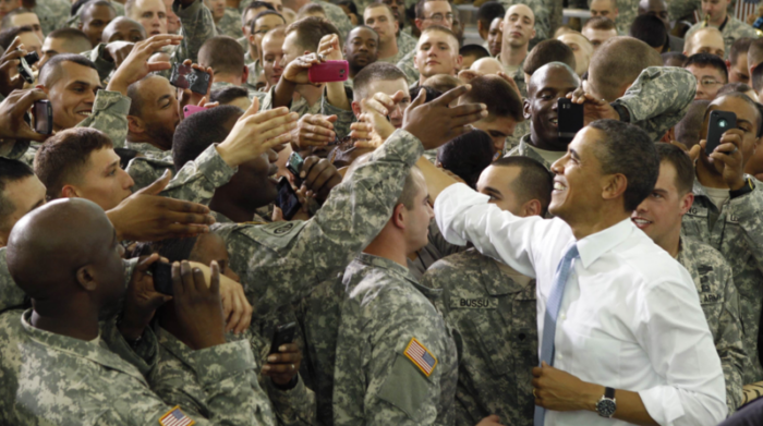 En el 2011, Barack Obama agradece a las tropas que participaron de la campaña en Afganistán y al equipo que mató a Bin Laden. Foto: Reuters