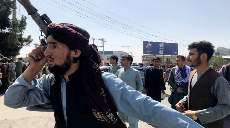 Las fuerzas estadounidenses tomaron desde entonces el control de la zona militar del aeropuerto para proceder con las evacuaciones, mientras que, en un aparente pacto de no agresión, los talibanes se hicieron cargo del exterior. Foto: Reuters