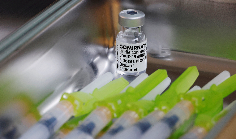 La vacuna Pfizer, que ahora se llama Cominaty, es utilizada en 120 países y en Brasil fue la primera en obtener el registro definitivo por parte de la Agencia Nacional de Vigilancia Sanitaria. Foto: EFE