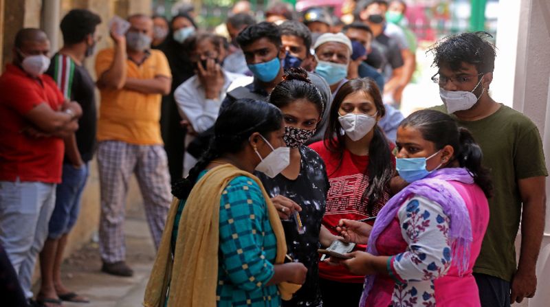 India está actualmente informando de unos 40 000 casos y 500 muertes al día. Foto: EFE