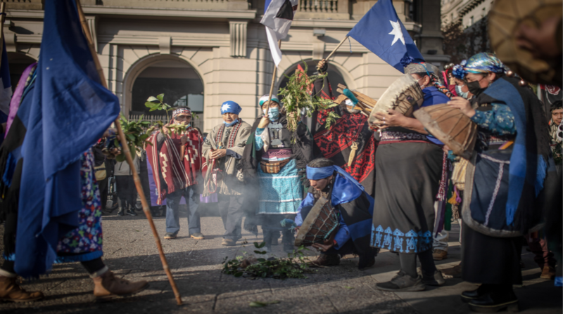 Los mapuches han cobrado protagonismo político, luego del estallido social del 2019. En la foto, participan de un ritual por el inicio de la Convención Constituyente, el 4 de julio. Foto: Reuters
