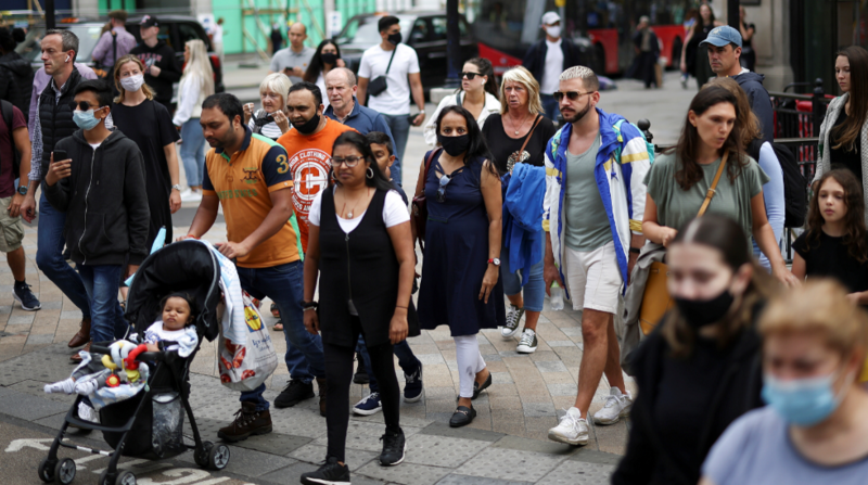 En Londres, se levantaron las restricciones como el uso de la mascarilla y las reuniones. Pero hay personas que aún se protegen. Foto: Reuters
