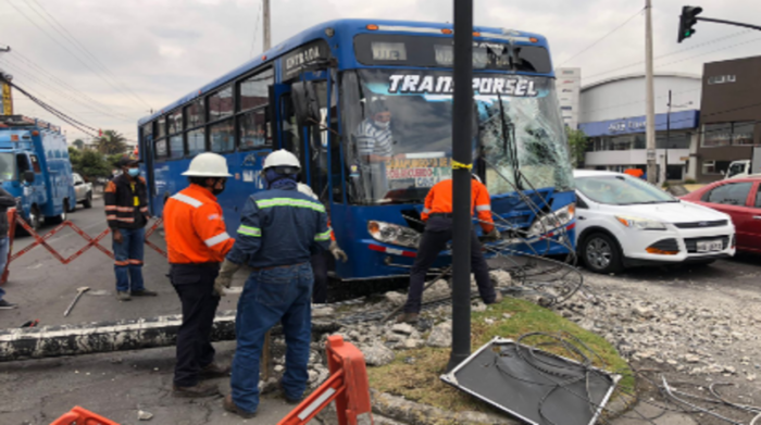 Un bus de la cooperativa Transporsel se estrelló en la esquina dirección sur-norte de la avenida Galo Plaza Lasso. Foto: Galo Paguay / EL COMERCIO