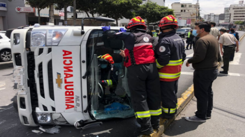 El ECU-911 reportó que dos personas resultaron heridas producto del accidente del tránsito. De momento, ya están siendo atendidas. Foto: Galo Paguay / EL COMERCIO
