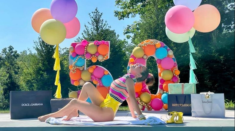 Thalía posa al filo de la piscina junto a los adornos por su 50° cumpleaños y a sus regalos. Foto: @thalia