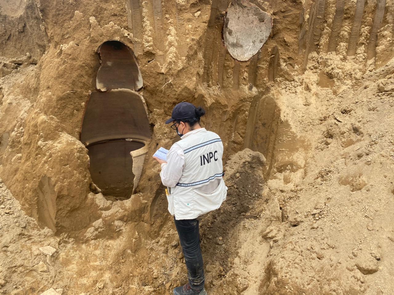 Funcionarios y técnicos del INPC inspeccionaron las urnas funerarias que fueron halladas en una hacienda en Vinces. Foto: Twitter INPC