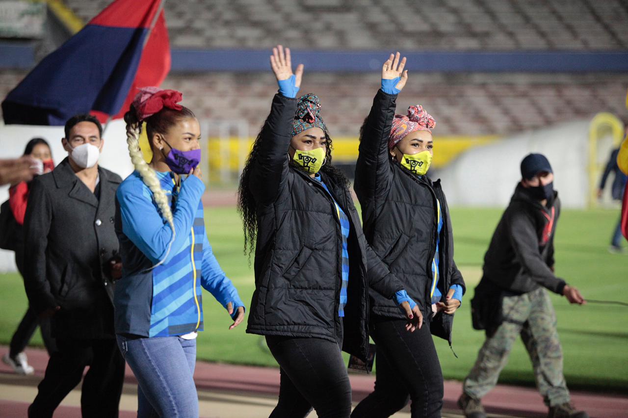 Angie Palacios, Tamara Salazar y Neisi Dajomes, durante el homenaje en el estadio Olímpico Atahualpa. Foto: Galo Paguay/El Comercio