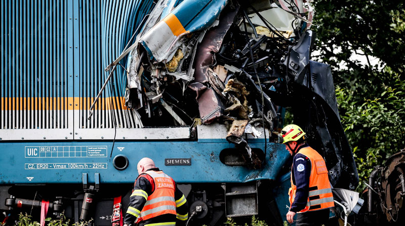 Los maquinistas y una pasajera fallecieron tras la colisión de los trenes. Foto: EFE