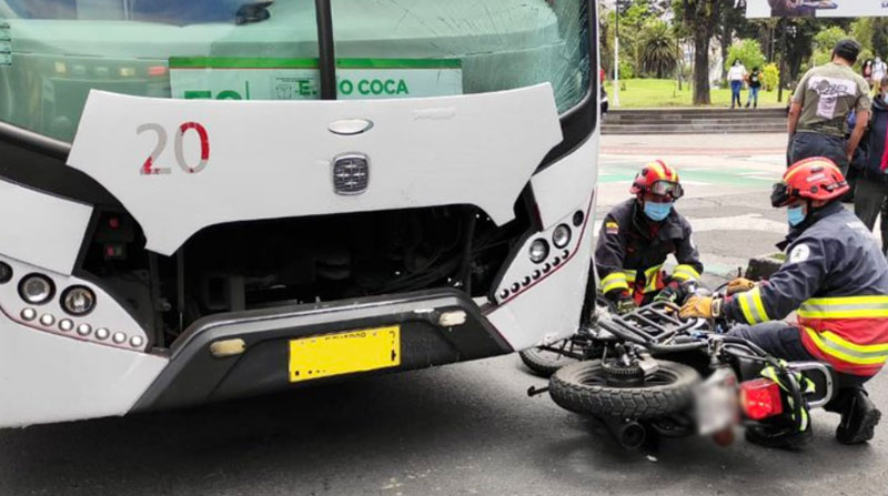 El conductor de la moto quedó herido por el accidente en el que también estuvo involucrado un bus articulado de la Ecovía. Foto: Twitter Bomberos Quito