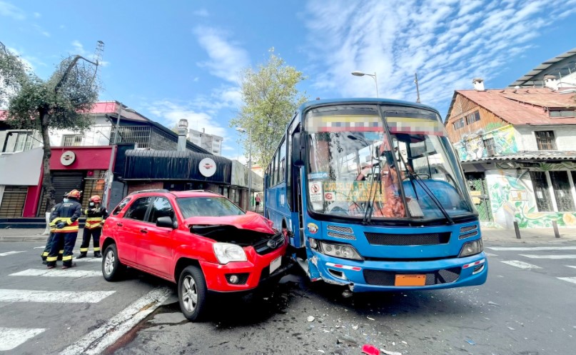 Debido al accidente, el tránsito se suspendió en un tramo de la av. Juan León Mera, en la intersección con la calle Cordero. Foto: Twitter Bomberos Quito