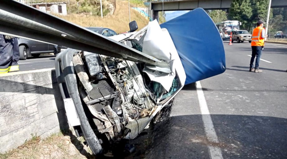 La estructura vial metálica quedó incrustada en la cabina del conductor, tras un accidente en la autopista General Rumiñahui. Foto: Twitter Bomberos Quito