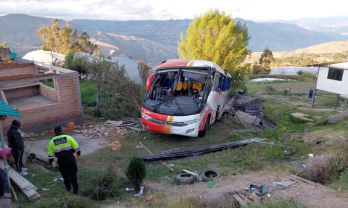 Un agente de la CTE informó que 10 personas resultaron heridas por el accidente en el que un bus se volcó en Susudel, Cuenca. Foto: Twitter Bomberos Cuenca