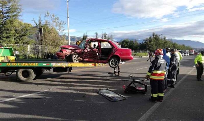Un accidente se produjo el domingo 22 de agosto del 2021 en la Panamericana Sur, a la altura de la entrada al sector El Tambo, salida sur de Quito. Foto: Twitter Bomberos Quito