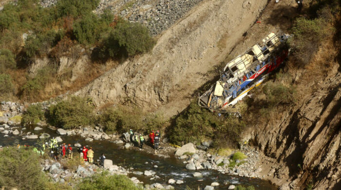 Miembros de la Policía de Perú dijeron que unas 29 personas fallecieron, luego de un accidente de bus en el que viajaban unos 45 pasajeros. Foto: EFE