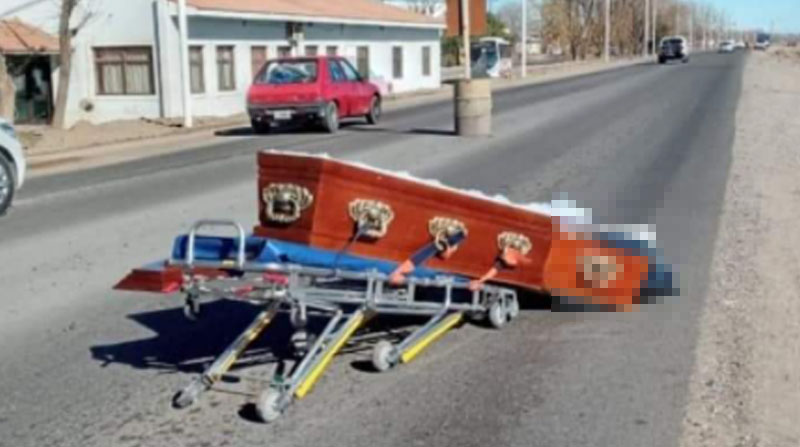 El accidente provocó que el ataúd cayera a la vía. Foto: Redes sociales