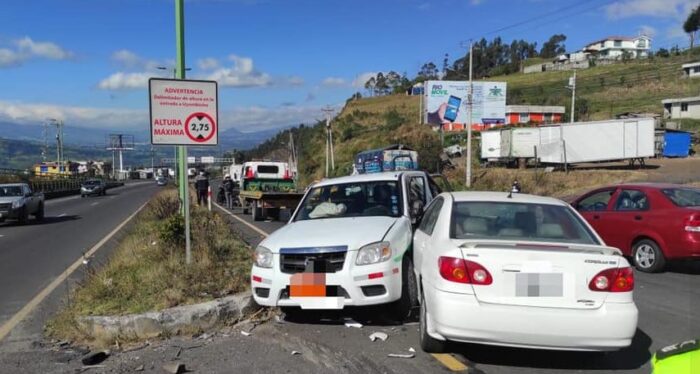 Cuatro personas quedaron heridas tras el accidente entre un auto y una camioneta en la avenida Simón Bolívar, en el sector de Santa Rosa, al sur de Quito. Foto: Cuerpo de Bomberos del cantón Mejía