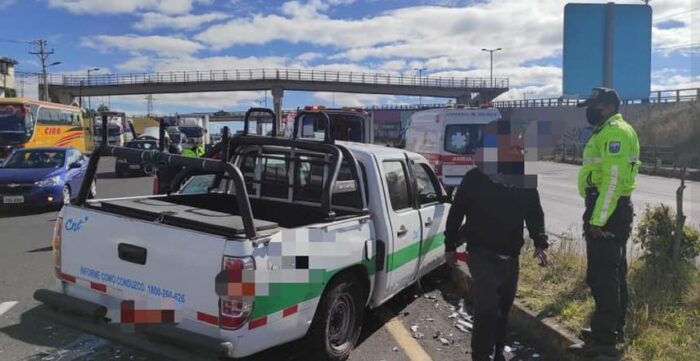 Debido al accidente, el tránsito fue suspendido en ese punto de la avenida Simón Bolívar. Foto: Cuerpo de Bomberos  del cantón Mejía