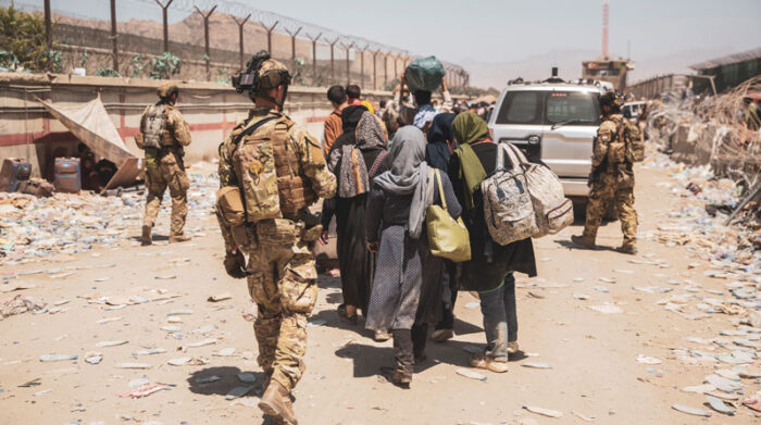 El Gobierno británico ha alertado sobre un posible ataque terrorista que podría ocurrir en Kabul, mientras se realiza la evacuación de los ciudadanos afganos. Foto: EFE