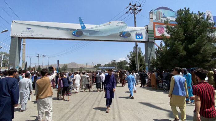 Cientos de personas han acudido al Aeropuerto de Kabul para tratar de salir de Afganistán, ante la llegada de los talibanes. Foto: EFE