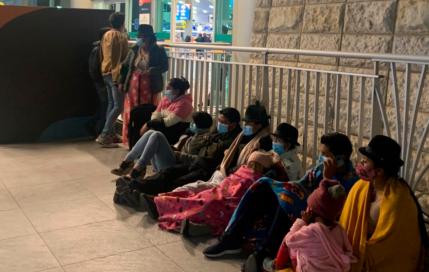 Personas que llegan de provincias esperan afuera de la terminal aérea. Foto: Diego Puente / EL COMERCIO