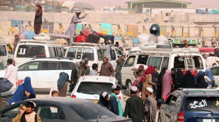 Las personas llegan para pasar el control mientras se preparan para cruzar a Afganistán, en Chaman, Pakistán, este 15 de agosto de 2021. Las autoridades paquistaníes reabrieron la frontera con Afganistán el 13 de agosto después de varios días. Foto: EFE