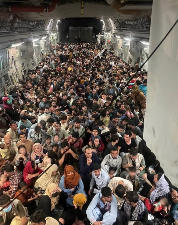 La imagen muestra a aproximadamente 640 ciudadanos afganos siendo evacuados en un avión C-17 Globemaster III de la Fuerza Aérea de los Estados Unidos desde el Aeropuerto Internacional Hamid Karzai el 15 de agosto de 2021 en Kabul, Afganistán. Foto: EFE / Ait Mobility Command Public Affairs