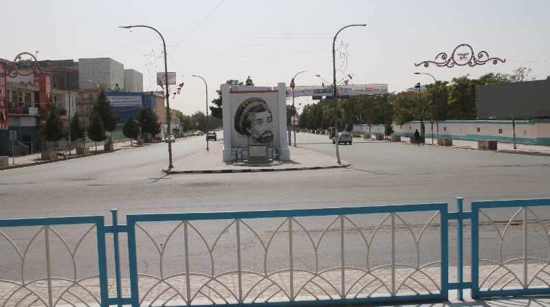 Vista de una carretera desierta que muestra un monumento con la imagen del ex comandante muyahidín Ahmad Shah Masood, en Mazar-e-Sharif, la capital provincial de la provincia de Balkh. , Afganistán, este 14 de agosto de 2021. El 14 de agosto, el presidente afgano Ashraf Ghani dijo que la "máxima prioridad" es removilizar las tropas para contrarrestar la ofensiva de los talibanes. Foto: EFE