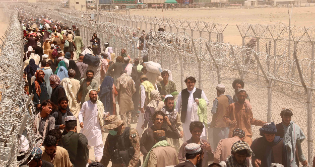 Cientos de personas esperan para cruzar la frontera entre Afganistán y Pakistán después de que fuese reabierta este 13 de agosto en Chaman, Pakistán. Foto: EFE