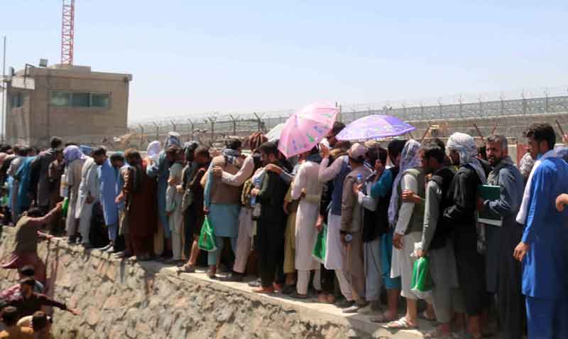 Ciudadanos afganos acuden masivamente al aeropuerto de Kabul para solicitar ser incluidos en los vuelos internacionales para huir de los talibanes. Foto: EFE