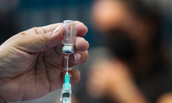 Desde el lunes 16 de agosto el Ministerio de Salud retomará la vacunación con Sinovac. Foto: Enrique Pesantes / EL COMERCIO