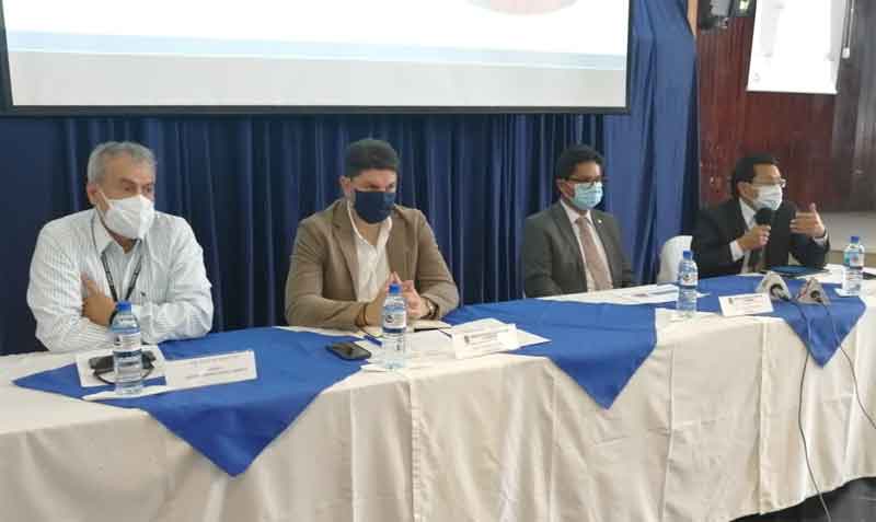 Los presidentes del Consorcio de Cámaras de Tungurahua presentaron un informe del proceso de vacunación. También estuvieron representantes del Ministerio de Salud y del Hospital Ambato. Foto: Modesto Moreta / EL COMERCIO
