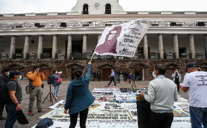 Personas se congregan durante un plantón frente a la Presidencia de la República durante el Día Internacional de las Víctimas de Desapariciones Forzadas, este 30 de agosto en Quito. Foto: EFE