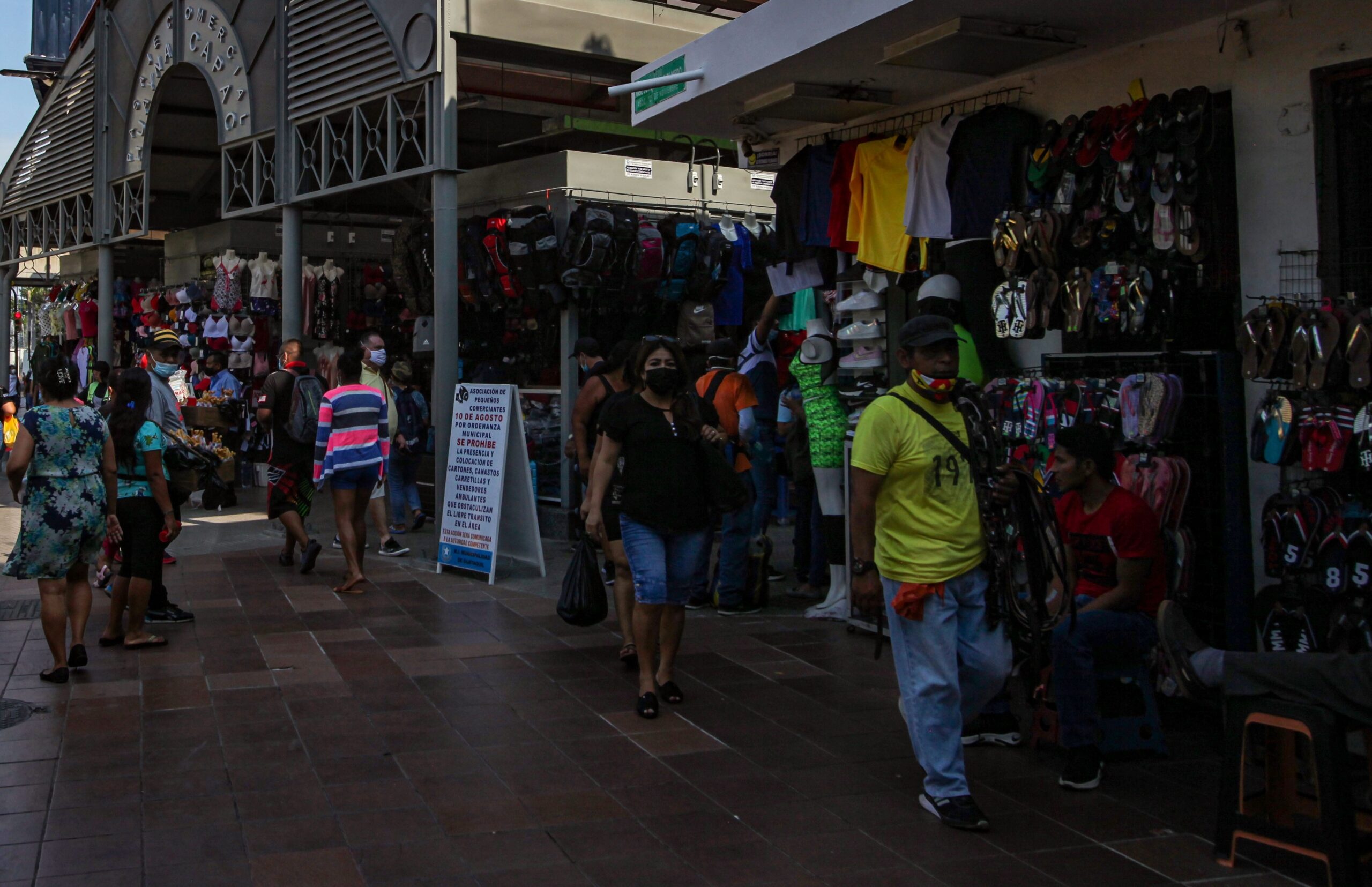 El movimiento de transeúntes es más fluido en la avenida Olmedo, en Guayaquil. Foto: Enrique Pesantes / EL COMERCIO