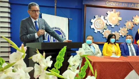 Juan Carlos Bermeo, ministro de Energía. durante un evento en Guayaquil este 24 de agosto en donde expuso la Política Hidrocarburífera contemplada en el Decreto 95. Foto: Twitter @JuanCar_Bermeo