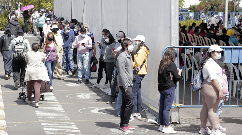 Las personas han realizado largas filas para acceder a las dosis contra el covid-19 en centros de vacunación como el Bicentenario, en el norte de Quito. Foto: Diego Pallero/ EL COMERCIO