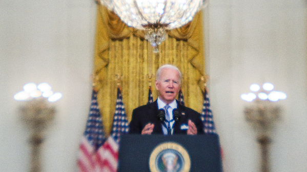 El presidente estadounidense Joe Biden pronuncia comentarios sobre Afganistán, en el East Room de la Casa Blanca en Washington, DC, Estados Unidos, 16 de agosto de 2021. Foto: EFE