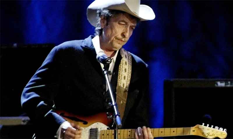 La demanda señala que Bob Dylan utilizó su estatus para ganarse la confianza de la supuesta víctima "como parte de un plan para asaltar y abusar sexualmente" de la joven. Foto: Twitter / archivo @RollingStone