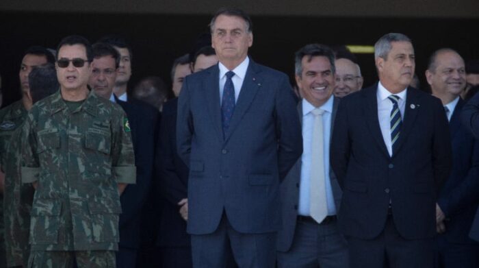 El presidente de Brasil, Jair Bolsonaro, (c) recibió este 10 de agosto del 2021 un inusual desfile militar en Brasilia, un despliegue que fue visto por la oposición como un intento de líder de la ultraderecha brasileña por intimidar al Congreso durante una votación clave para el Gobierno. Foto: EFE